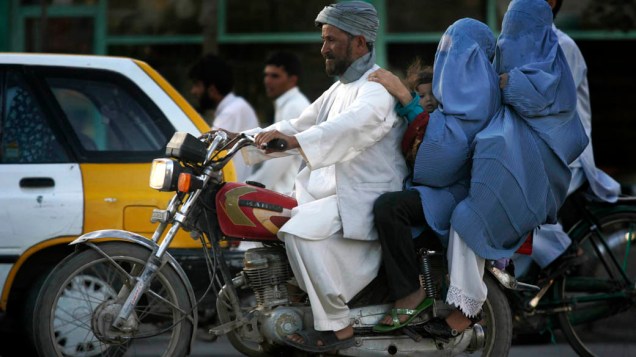 Afegão passeia de moto com familiares em Herat, a oeste de Cabul