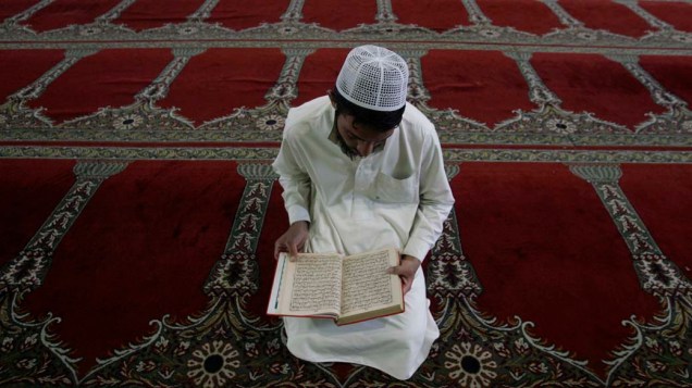 Em Cabul, no Afeganistão, muçulmano lê o Corão