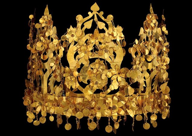 Coroa de ouro e turquesa, de cerca de 2.000 anos atrás. Peça do Museu Nacional do Afeganistão