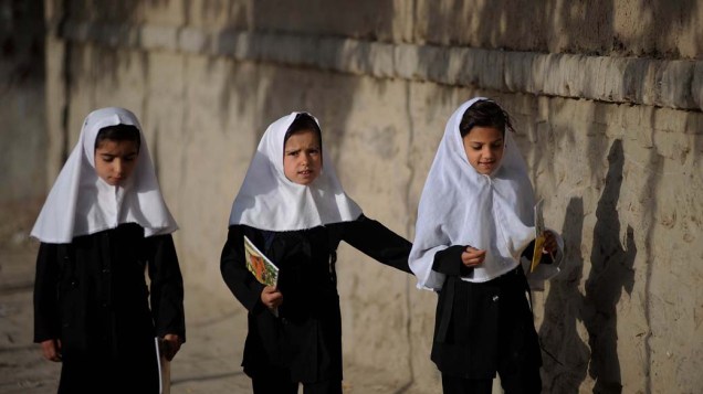 Em Cabul, no Afeganistão, meninas vão para a escola