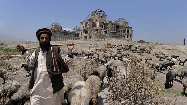 Afegão conduz seu rebanho de ovelhas perto do antigo palácio de Darlaman, em Cabul. Um relatório da ONU aponta que a violência no Afeganistão cresceu nos primeiros seis meses deste ano e os insurgentes afegãos mataram sete vezes mais que os soldados da Otan
