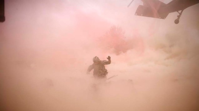 Helicóptero dos Estados Unidos chega para socorrer um militar que ficou gravemente ferido ao pisar em uma mina em um campo de combate em Kandahar, no Afeganistão