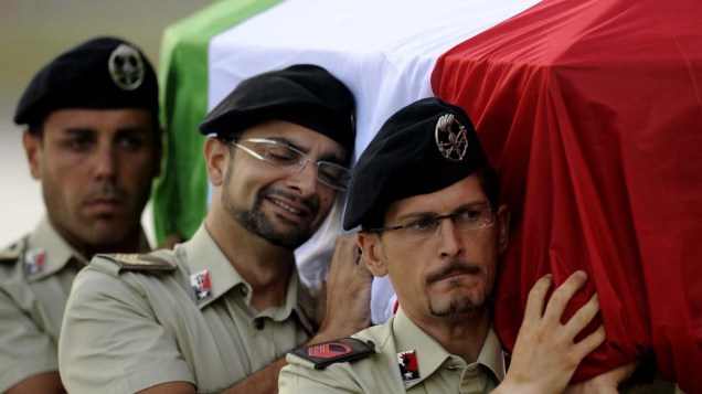 Soldados carregam o caixão de um militar italiano morto no Afeganistão