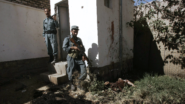 Forças de segurança afegãs observam local onde ocorreu ataque de rebeldes