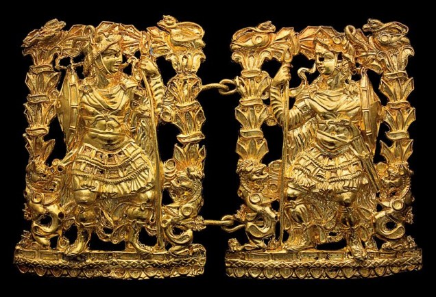 Ornamentos de ouro puro retratando guerreiros. Peça do Museu Nacional do Afeganistão