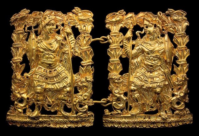 Ornamentos de ouro puro retratando guerreiros. Peça do Museu Nacional do Afeganistão Ornamentos de ouro puro retratando guerreiros. Peça do Museu Nacional do Afeganistão