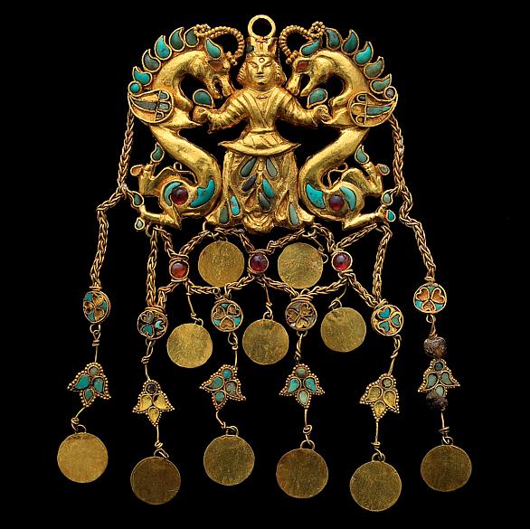 Ornamento de ouro, turquesa, lápis-lazúli e pérolas, retratando figura mitológica. Peça do Museu Nacional do Afeganistão