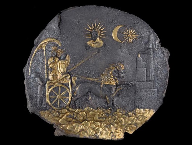 Placa cerimonial de prata folhada em ouro retratando a deusa Cibele