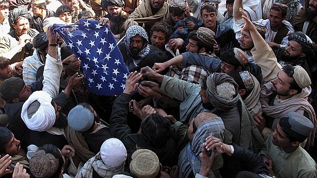 Protestantes queimam bandeira dos EUA na província de Helmand, no Afeganistão