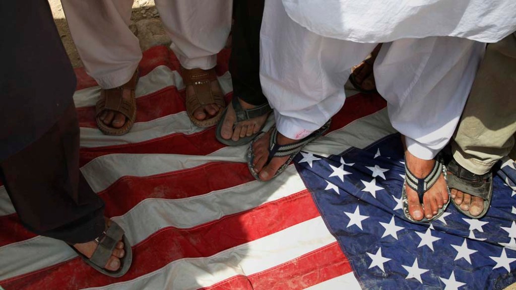 Afegãos protestam contra os Estados Unidos em Cabul, Afeganistão. Os manifestantes acusam uma igreja americana de ter planos para queimar livros islâmicos no dia 11 de setembro