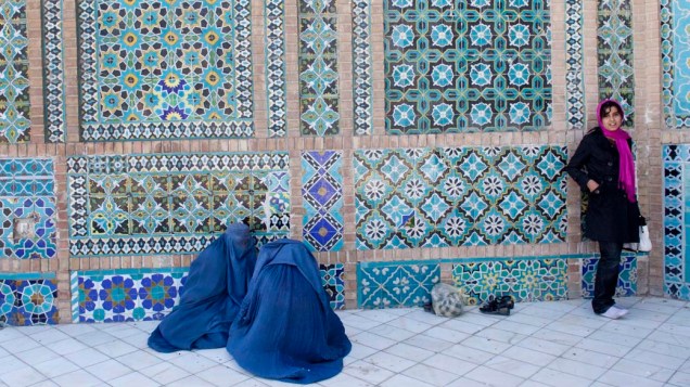 Afegãs rezam em mesquita de Mazar-e-sharif, Afeganistão