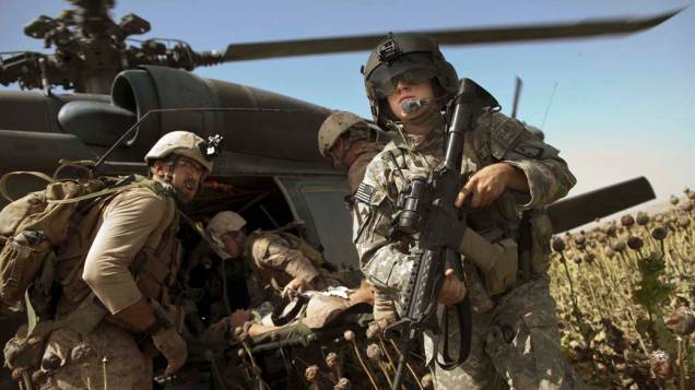 Soldado americano ferido durante combate com rebeldes é socorrido na província de Helmand, no sul do Afeganistão