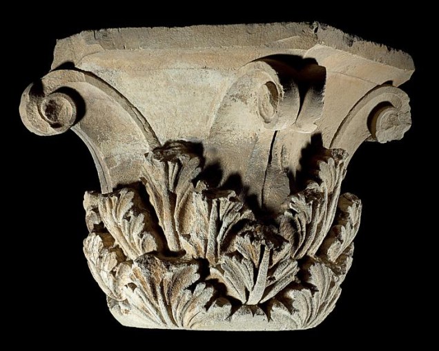 Topo de coluna coríntia, de 145 a.C., do Museu Nacional do Afeganistão