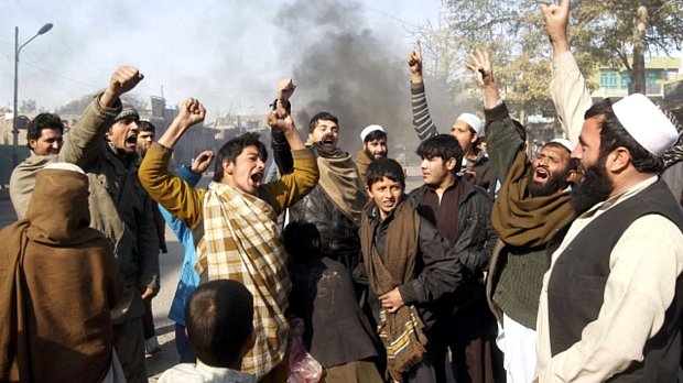 Manifestantes afegãos gritam slogans antiamericanos
