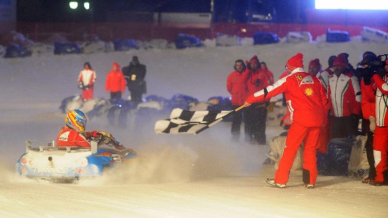 Fernando Alonso cruza a linha de chegada em corrida de kart na Itália