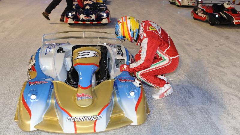 Fernando Alonso se prepara para corrida de kart