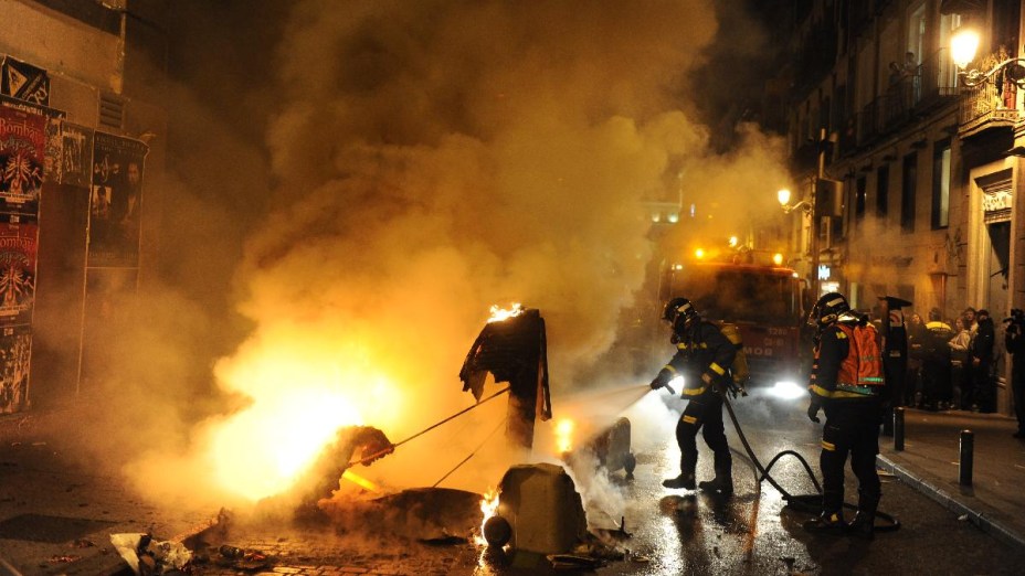 Bombeiros apagam incêndio após protestos contra reforma trabalhistas na Espanha