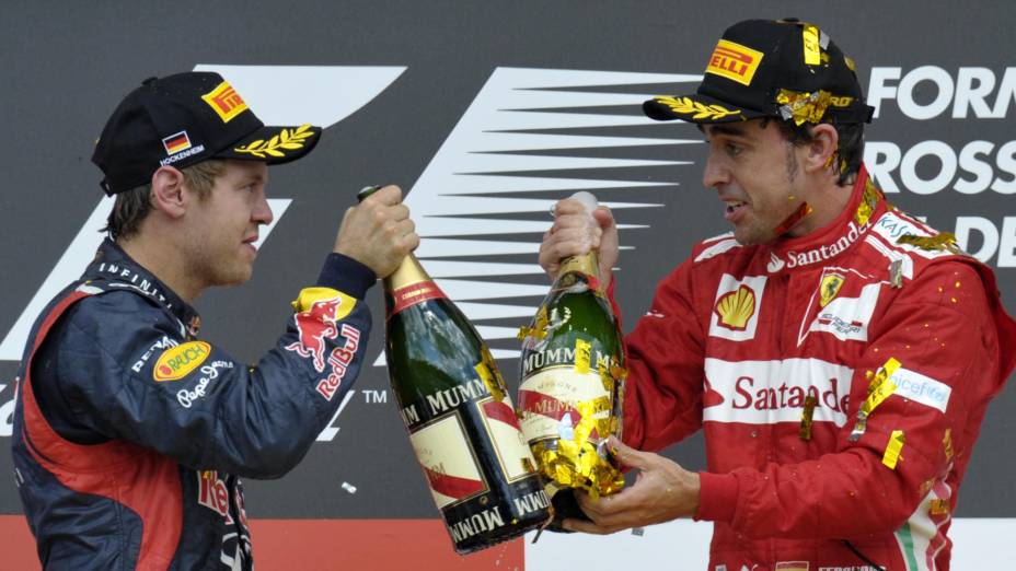 Sebastian Vettel e Fernando Alonso comemoram no pódio