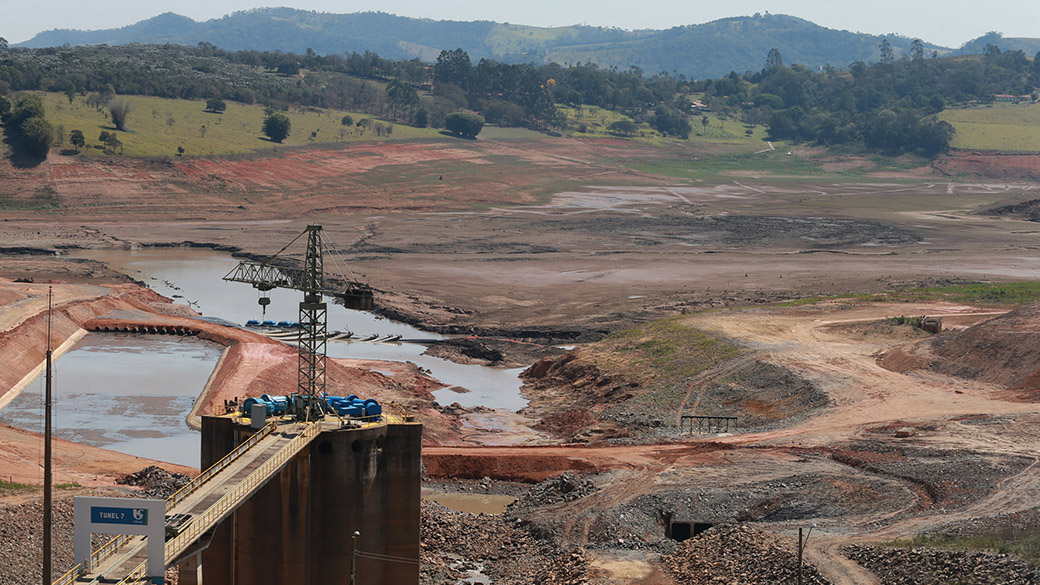 Ponto de captação que leva a água do volume morto da Represa Jaguari-Jacareí ao túnel 7 do Sistema Cantareira, na divisa entre os municípios Joanópolis e Piracaia, no interior de São Paulo