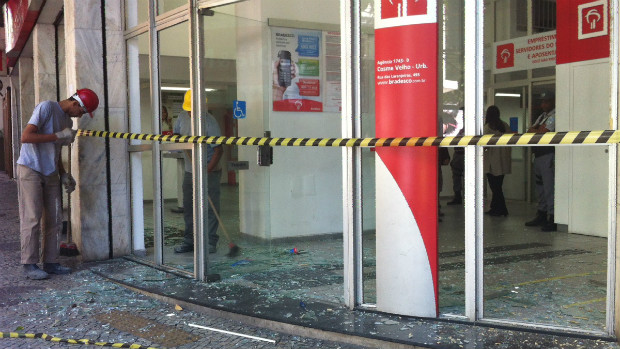 Mascarados depredaram agência bancária na rua das Laranjeiras, na Zona Sul do Rio