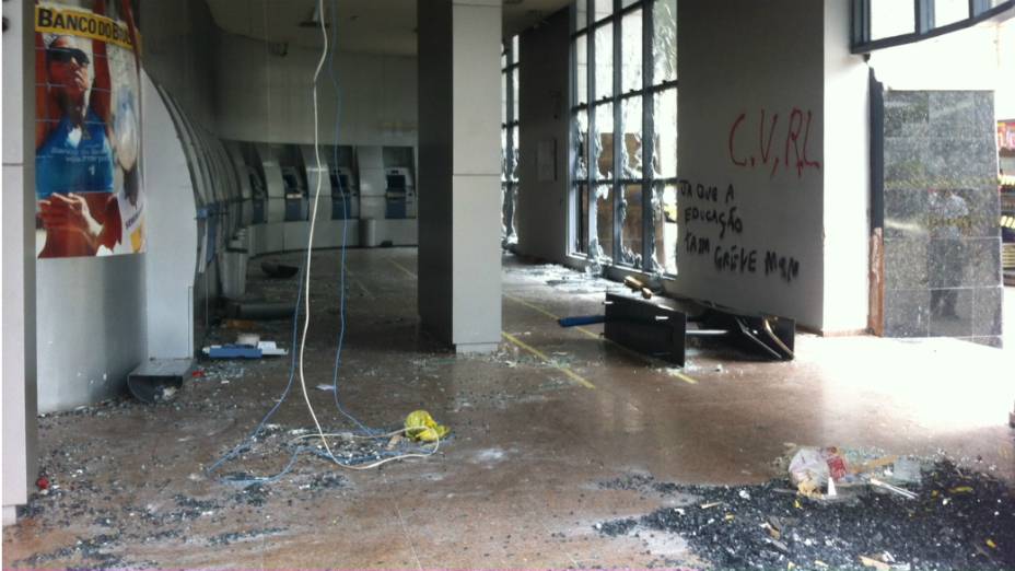 Agência bancária é destruída por Black Blocs