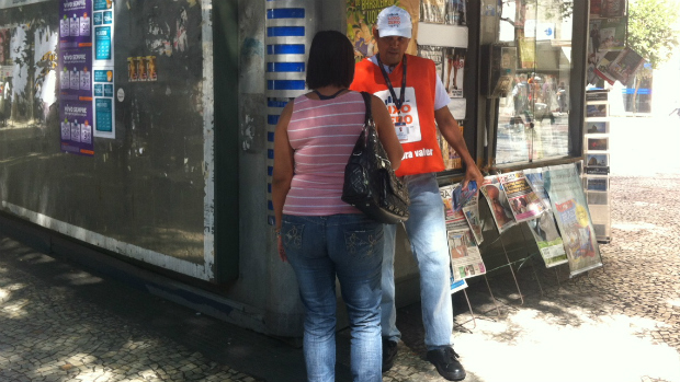 Agente da Comlurb aplica multas na Cinelândia para coibir o lixo no chão