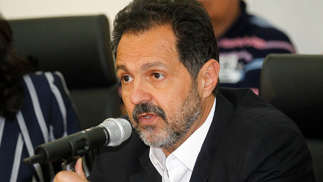 O governador do DF, Agnelo Queiroz, dá entrevista para reconhecer sua derrota no pleito de 2014