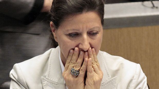 Agnes Buzyn, presidente do Instituto de Radioproteção e Segurança Nuclear, assiste à apresentação sobre a crise nuclear no Japão, da ministra da ecologia francesa