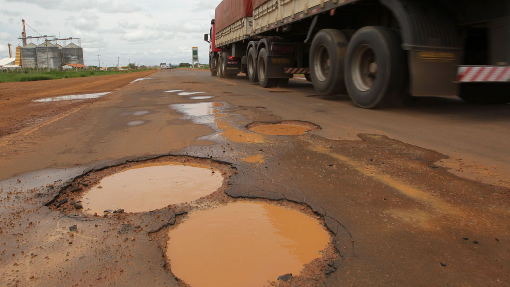 Buracos no asfalto da rodovia MA-006, que corta a cidade de Balsas, no Maranhão