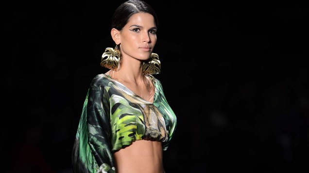 Modelo Raica de Oliveira desfila pela marca Água de Coco coleção verão 2013/2014
