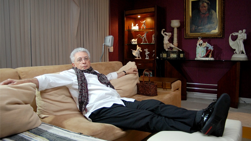 O autor Aguinaldo Silva em sua casa