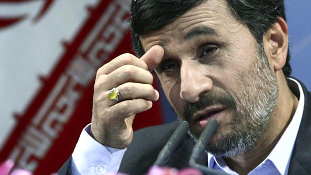 O presidente do Irã, Mahmoud Ahmadinejad, numa entrevista coletiva na segunda-feira, 29 de novembro, em Teerã