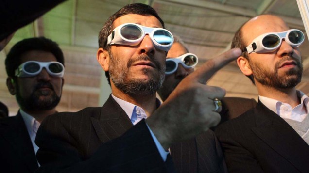 O presidente do Irã, Mahmoud Ahmadinejad, em exposição sobre tecnologia a laser, em Teerã, em fevereiro