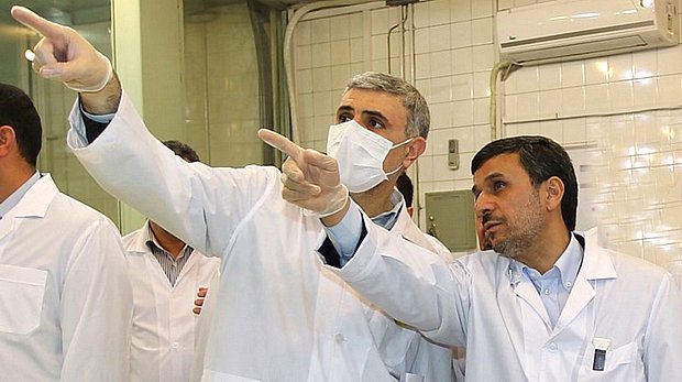 Mahmoud Ahmadinejad participa de inauguração de novos projetos nucleares em Teerã