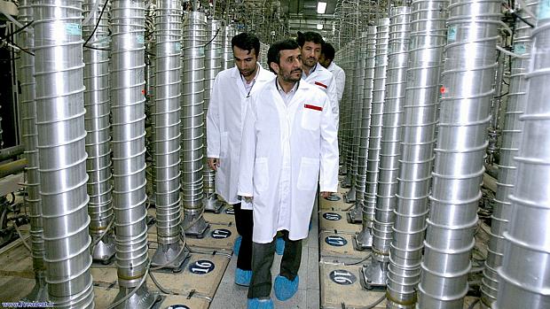 O presidente iraniano Mahmoud Ahmadinejad visitando uma usina de enriquecimento de urânio em 2008