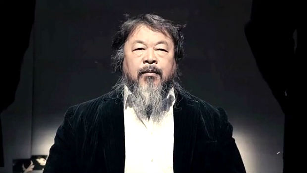 Ai Weiwei no vídeo Dumbass ('idiota'), no qual diz retratar com fidelidade lugar em que ficou preso