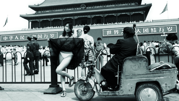 Detalhe da fotografia June, 1994, do chinês Ai Weiwei