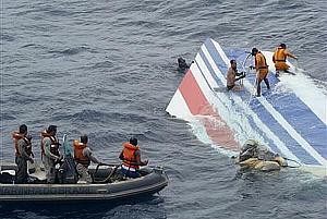 Marinheiros durante busca pelos destroços do A330 da Air France