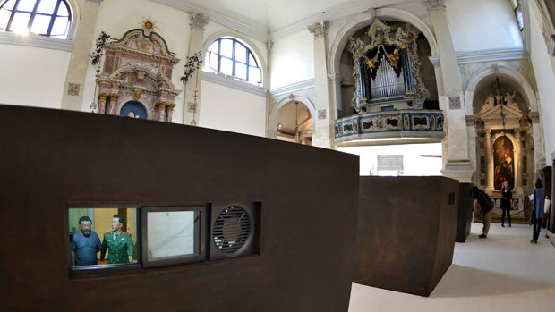 Instalação de Ai Weiwei montada na igreja de SantAntonin durante a 55ª Bienal de Veneza