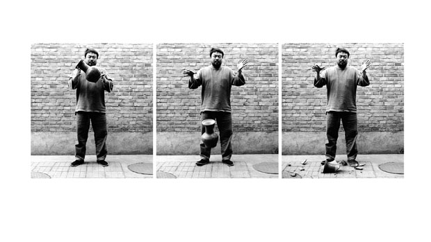 Tríptico que mostra Ai Weiwei destruindo uma urna secular da dinastia Han em alusão à aculturação da China frente ao desenvolvimento econômico desenfreado