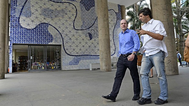 O filósofo Alain de Botton no Palácio Capanema, no Rio de Janeiro