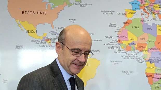 O ministro Alain Juppé participa de assembleia em Paris