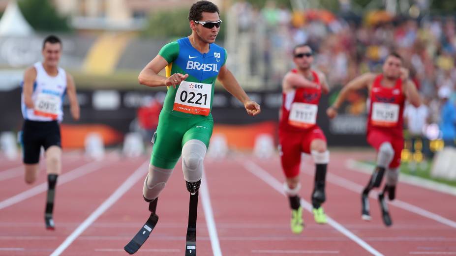 O brasileiro Alan Fonteles recebe medalha de ouro após vencer a prova de 200 m rasos nas Paraolimpíadas de Londres