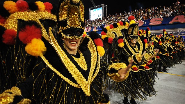 A escola Rosas de Ouro desfilou com o enredo Os condutores da alegria numa fantástica viagem aos reinos da folia