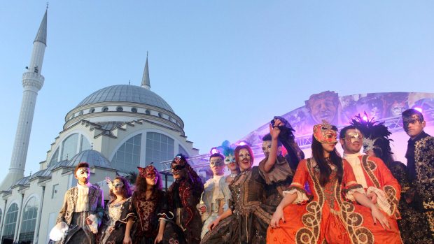 Grupo de mascarados desfila pelo centro de Shkodra, na Albânia, em comemoração ao Carnaval - 18/02/2012