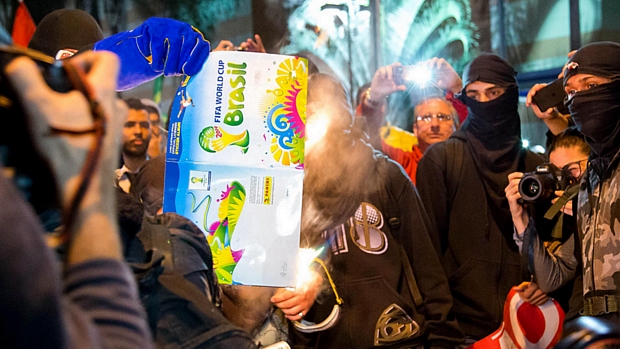Manifestantes colocam fogo em álbum da Copa em São Paulo