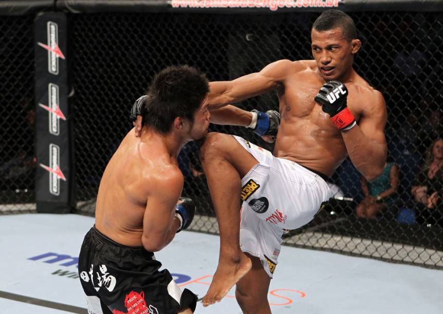 Yuri Alcântara contra o japonês Michihiro Omigawa, no UFC Rio 2012