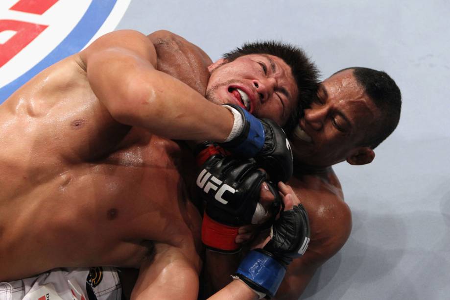 Yuri Alcântara contra o japonês Michihiro Omigawa, no UFC Rio 2012