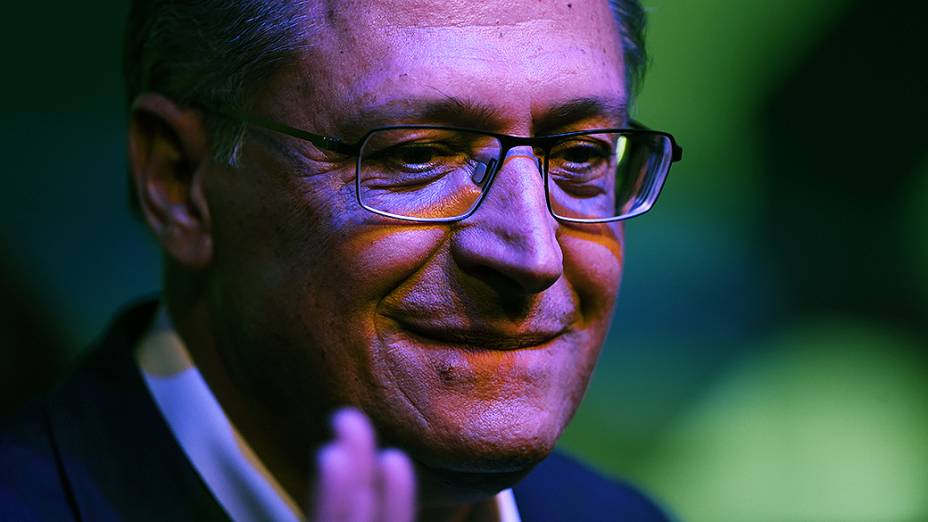 O governador de São Paulo e candidato à reeleição, Geraldo Alckmin (PSDB), acompanha o debate dos presidenciáveis promovido pelo Grupo Bandeirantes, em 26/08/2014