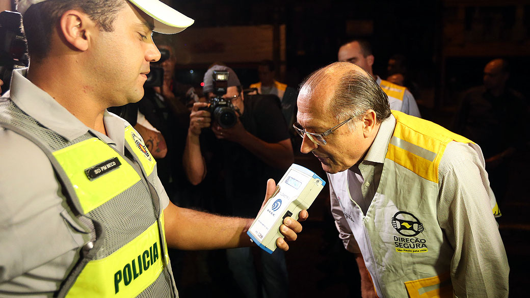 O governador Geraldo Alckmin acompanha a blitz da 'Direção Segura', em São Paulo